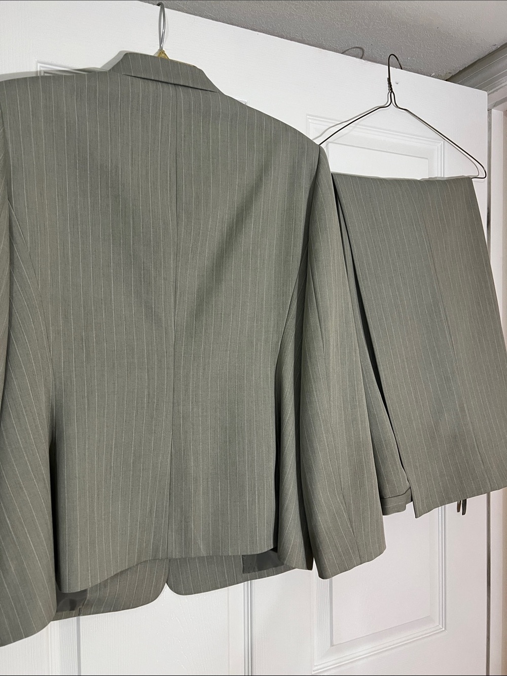 Le Suit Grey Pinstripe Women’s Blazer & Pants Set - Picture 2 of 2